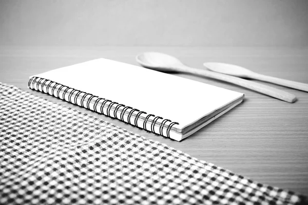 Notebook e utensili da cucina — Foto Stock