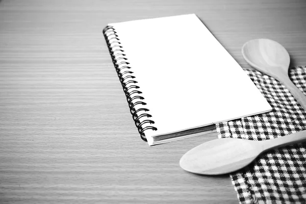 Notebook e utensili da cucina — Foto Stock