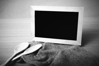 Yazı tahtası ve tahta kaşıklar