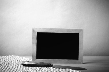 yazı tahtası ve bıçak masada