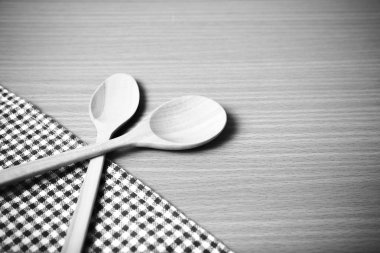 Tahta kaşık ve mutfak havlusu