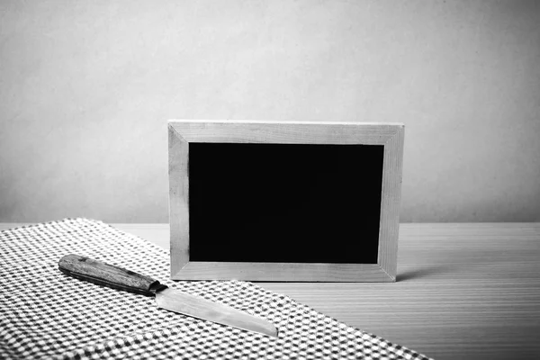 Yazı tahtası ve mutfak havlusu bıçakta