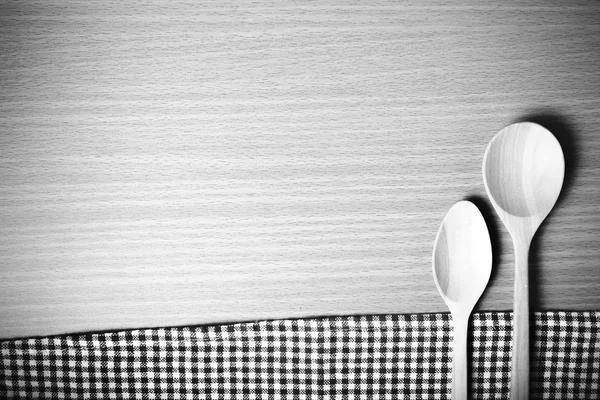 Tahta kaşık ve mutfak havlusu