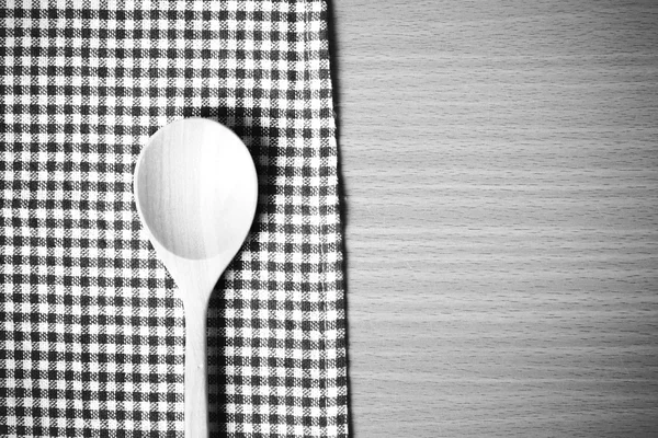 Tahta kaşık ve mutfak havlu