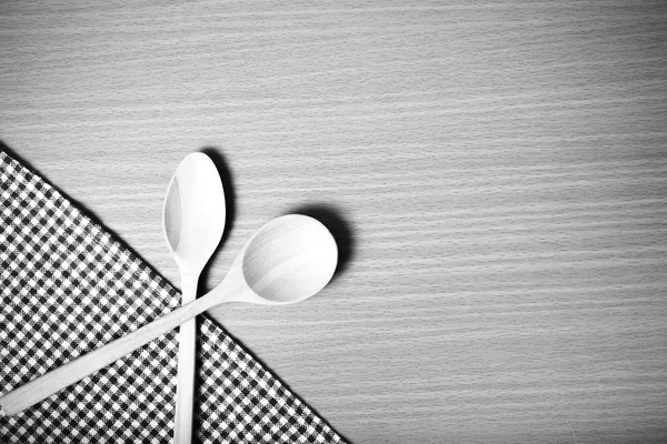 Colheres de madeira e toalha de cozinha — Fotografia de Stock