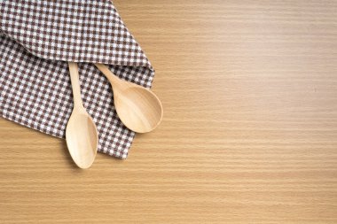 Tahta kaşık ve mutfak havlusu