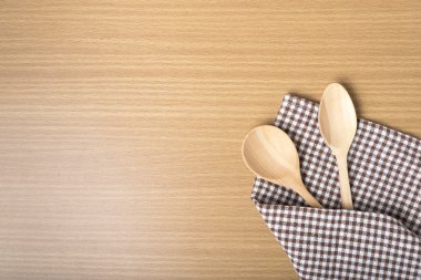 Tahta kaşık ve mutfak havlusu