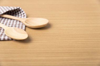 Tahta kaşık ve mutfak havlusu