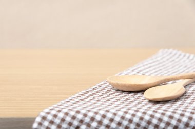 Tahta kaşık ve mutfak havlusu