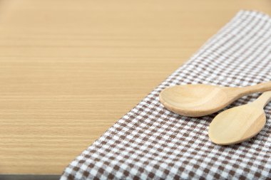 Tahta kaşık ve mutfak havlusu