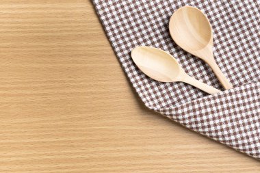 Tahta kaşık ve mutfak havlusu