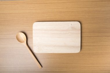 Kesme tahtası ve tahta kaşık