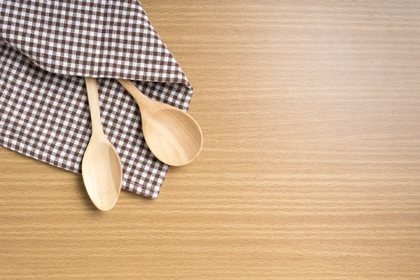 Tahta kaşık ve mutfak havlusu
