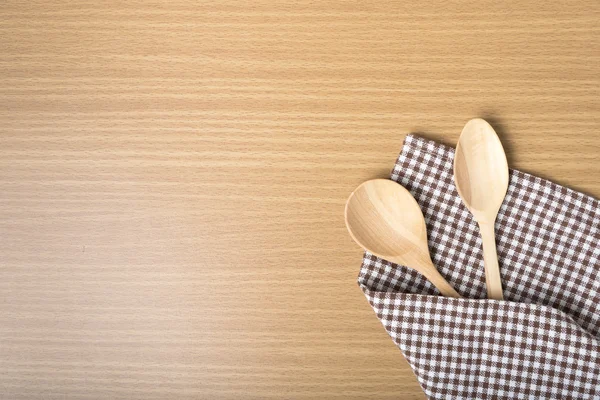 Tahta kaşık ve mutfak havlusu