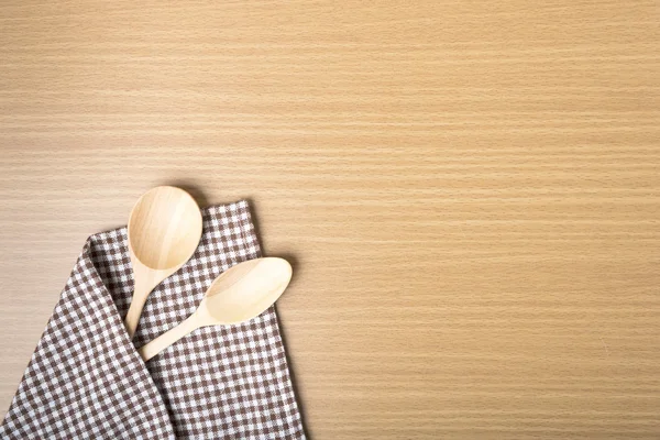 Tahta kaşık ve mutfak havlusu