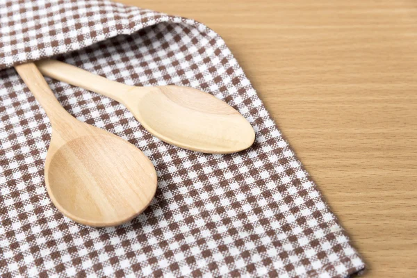 Tahta kaşık ve mutfak havlusu