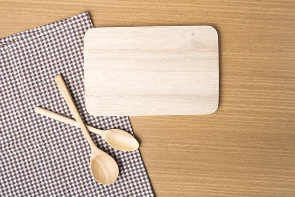 Обробна дошка і дерев'яні ложки — стокове фото
