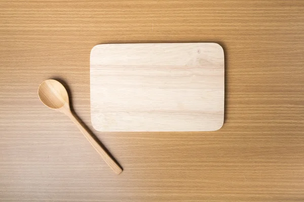 Deska do krojenia i drewnianą łyżką — Zdjęcie stockowe
