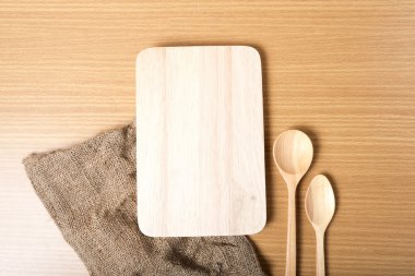 Kesme tahtası ve tahta kaşıklar