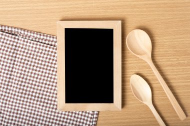 Yazı tahtası ve tahta kaşıklar