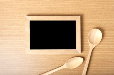 Yazı tahtası ve tahta kaşıklar