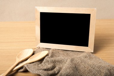 Yazı tahtası ve tahta kaşıklar