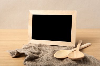 Yazı tahtası ve tahta kaşıklar