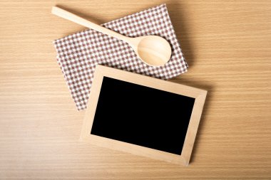 Yazı tahtası ve tahta kaşık