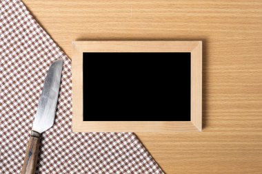 Yazı tahtası ve mutfak havlusu bıçakta