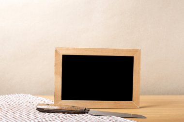 Yazı tahtası ve mutfak havlusu bıçakta