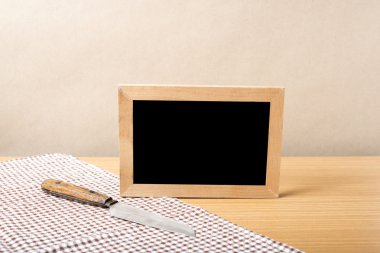 Yazı tahtası ve mutfak havlusu bıçakta