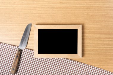 Yazı tahtası ve mutfak havlusu bıçakta