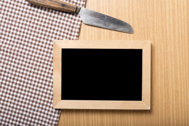 Yazı tahtası ve mutfak havlusu bıçakta