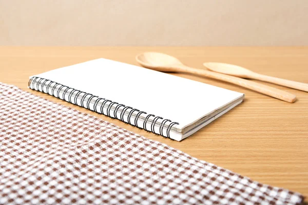 Defter ve mutfak araçları