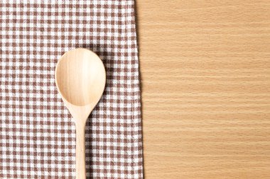 Tahta kaşık ve mutfak havlu