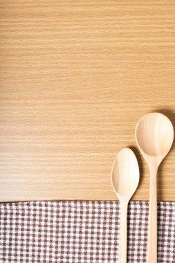 Tahta kaşık ve mutfak havlusu