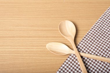 Tahta kaşık ve mutfak havlusu