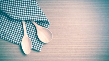 Tahta kaşık ve mutfak havlusu