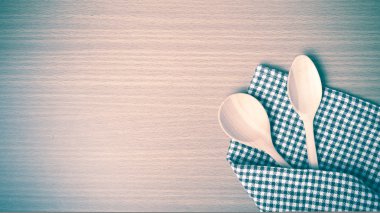 Tahta kaşık ve mutfak havlusu