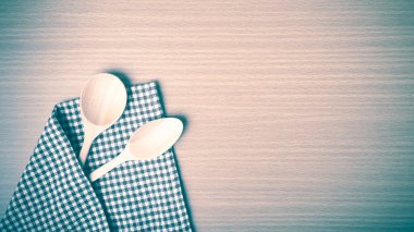 Tahta kaşık ve mutfak havlusu