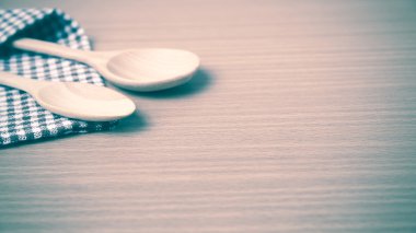 Tahta kaşık ve mutfak havlusu