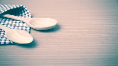 mutfak havlusu ve tahta kaşıklar