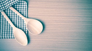 mutfak havlusu ve tahta kaşıklar