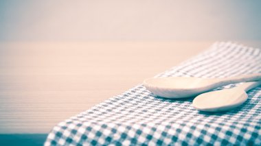 mutfak havlusu ve tahta kaşıklar