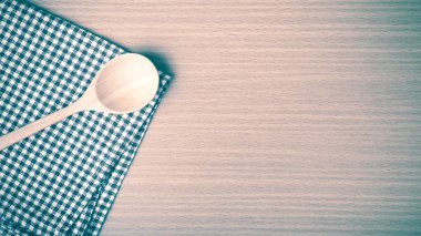 Tahta kaşık ve mutfak havlu