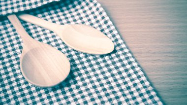 Kesme tahtası ve tahta kaşıklar