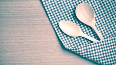 Kesme tahtası ve tahta kaşıklar