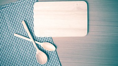 Kesme tahtası ve tahta kaşıklar