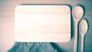 Kesme tahtası ve tahta kaşıklar