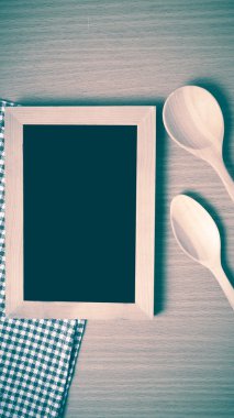 Yazı tahtası ve tahta kaşıklar